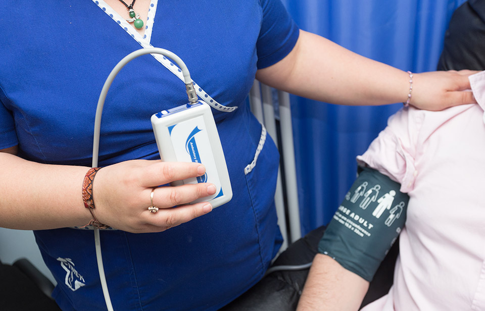 Instalación de equipo de MAPA (Holter de presión) en brazo